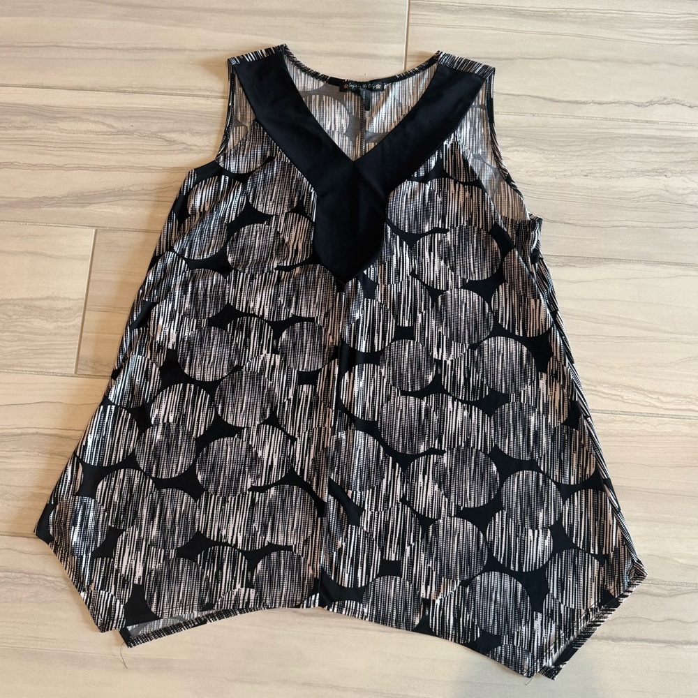 Susie in the City Women’s Monochrome Black and White Patterned Sleeveless Top